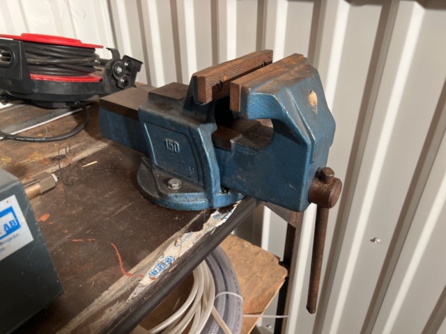 1395750-9 Workstation with bending machine and accessories