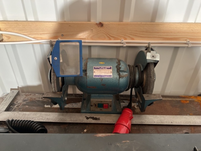 1395750-11 Workstation with bending machine and accessories