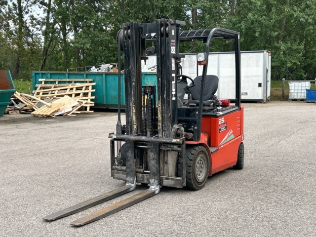 1361253-1 Elektrisk motviktstruck Heli CPD25 -2014