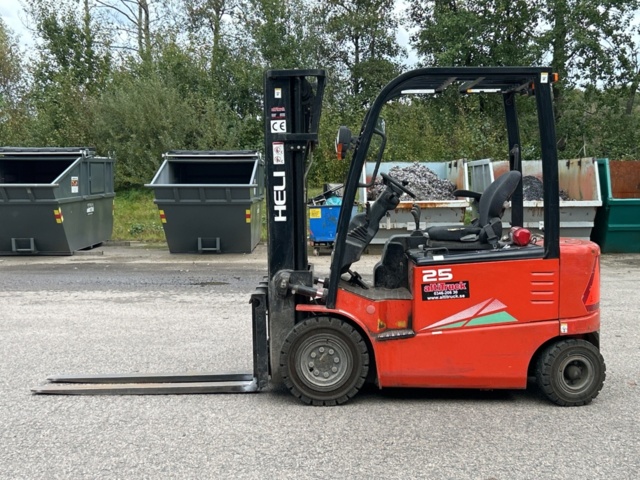 1361253-2 Elektrisk motviktstruck Heli CPD25 -2014