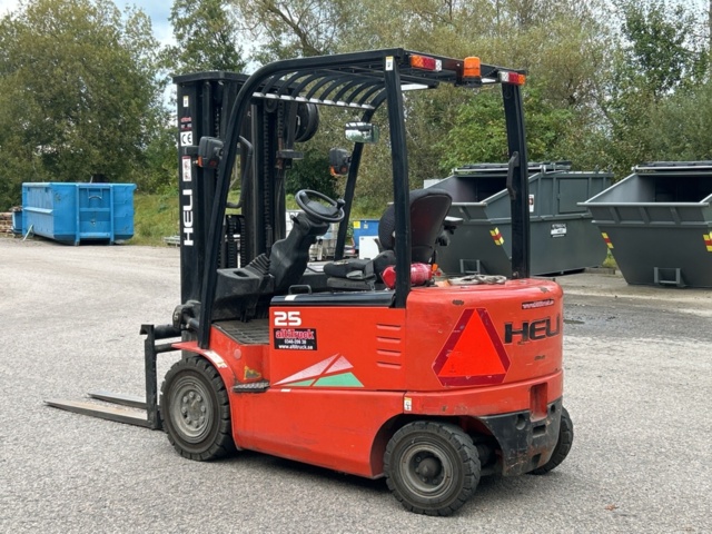 1361253-3 Elektrisk motviktstruck Heli CPD25 -2014