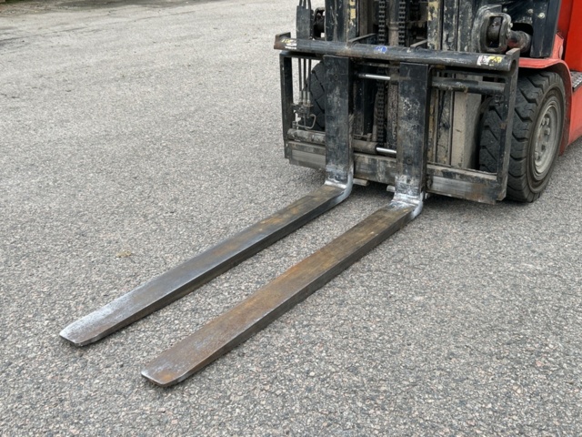 1361253-21 Elektrisk motviktstruck Heli CPD25 -2014