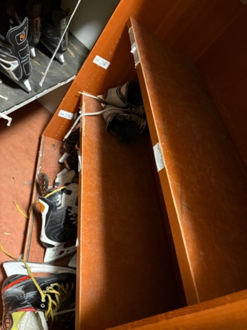 1367729-4 Parti ishockeyutrustning från skridskoskola