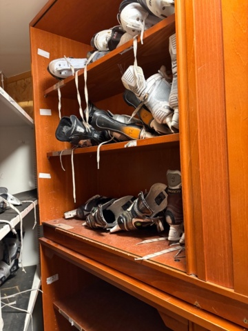 1367729-5 Parti ishockeyutrustning från skridskoskola