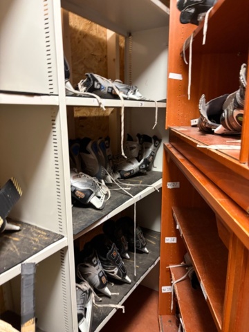 1367729-6 Parti ishockeyutrustning från skridskoskola