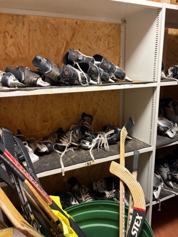 1367729-2 Parti ishockeyutrustning från skridskoskola