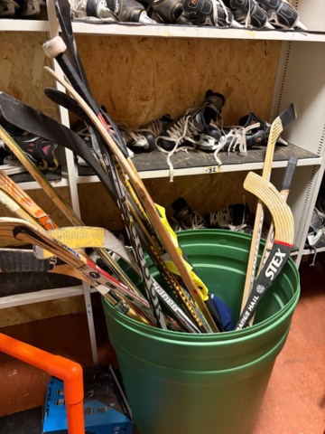 1367729-3 Parti ishockeyutrustning från skridskoskola