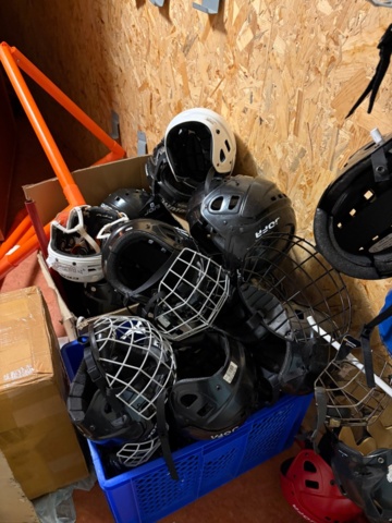 1367729-7 Parti ishockeyutrustning från skridskoskola