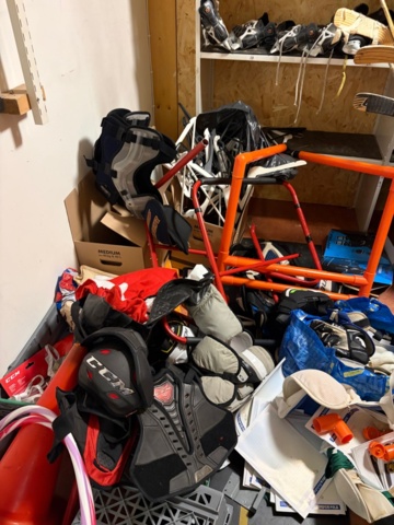 1367729-1 Parti ishockeyutrustning från skridskoskola