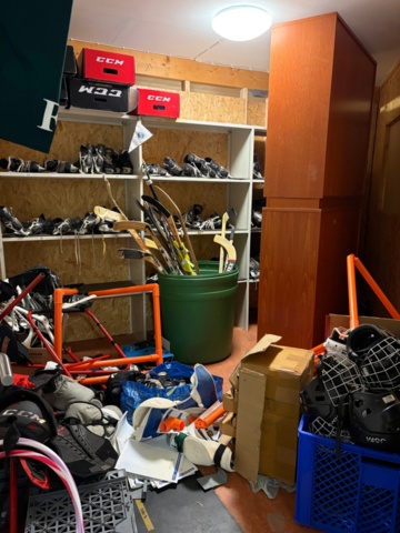 1367729-8 Parti ishockeyutrustning från skridskoskola