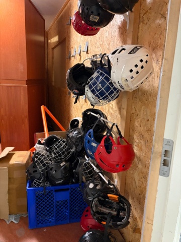 1367729-9 Parti ishockeyutrustning från skridskoskola