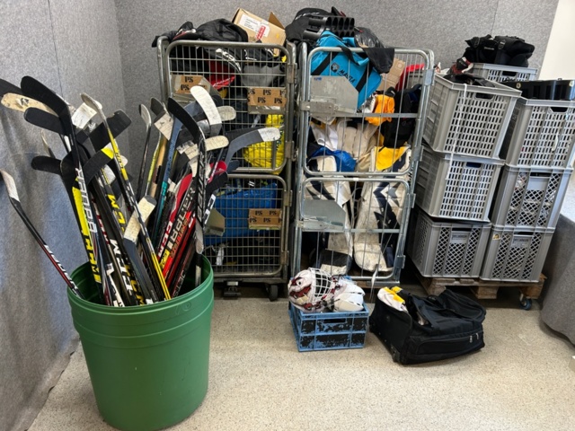 1367730-1 Parti med ishockeyutrustning och ishockeykläder