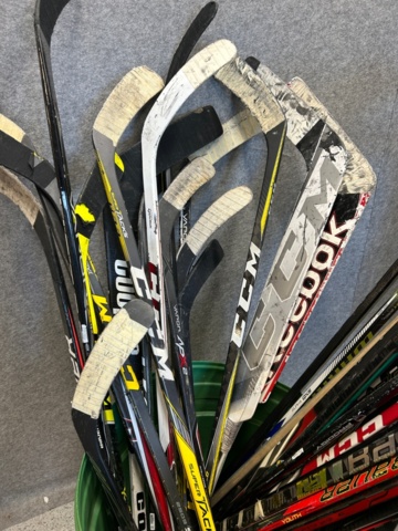 1367730-3 Parti med ishockeyutrustning och ishockeykläder