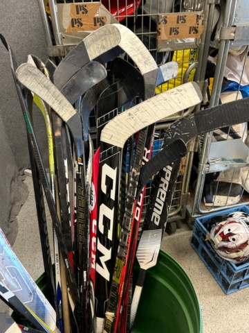 1367730-4 Parti med ishockeyutrustning och ishockeykläder