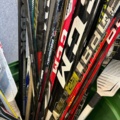 1367730-5 Parti med ishockeyutrustning och ishockeykläder