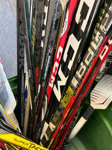 1367730-5 Parti med ishockeyutrustning och ishockeykläder