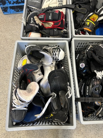 1367730-7 Parti med ishockeyutrustning och ishockeykläder