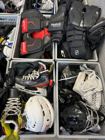 1367730-9 Parti med ishockeyutrustning och ishockeykläder