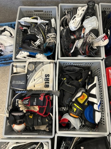 1367730-11 Parti med ishockeyutrustning och ishockeykläder