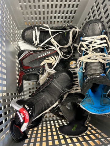 1367730-15 Parti med ishockeyutrustning och ishockeykläder