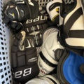 1367730-16 Parti med ishockeyutrustning och ishockeykläder