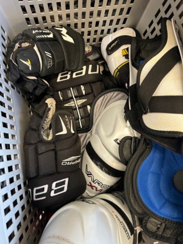 1367730-16 Parti med ishockeyutrustning och ishockeykläder