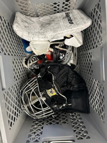 1367730-18 Parti med ishockeyutrustning och ishockeykläder