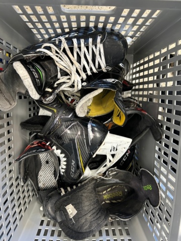 1367730-19 Parti med ishockeyutrustning och ishockeykläder