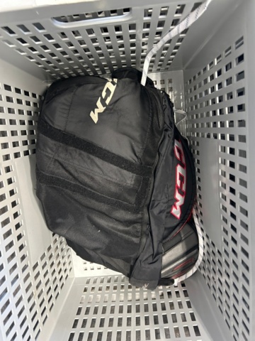 1367730-20 Parti med ishockeyutrustning och ishockeykläder