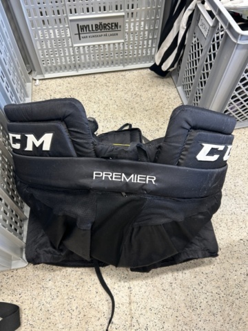 1367730-21 Parti med ishockeyutrustning och ishockeykläder