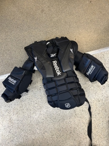 1367730-22 Parti med ishockeyutrustning och ishockeykläder