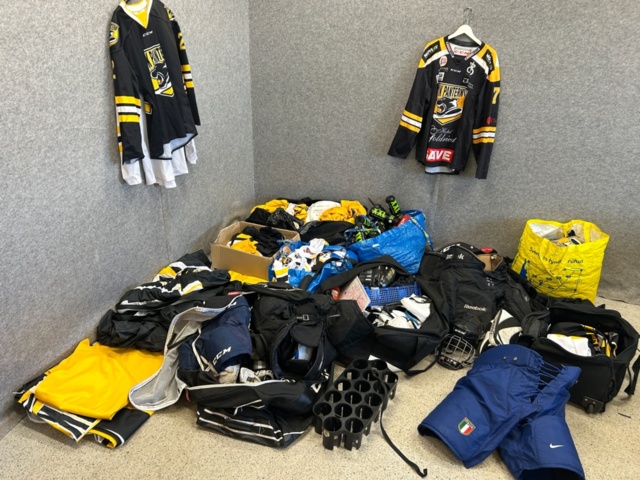 1367730-23 Parti med ishockeyutrustning och ishockeykläder