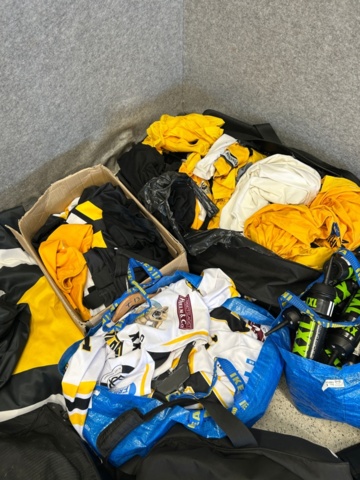 1367730-25 Parti med ishockeyutrustning och ishockeykläder