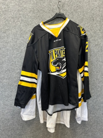 1367730-27 Parti med ishockeyutrustning och ishockeykläder