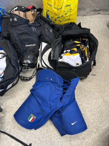 1367730-28 Parti med ishockeyutrustning och ishockeykläder
