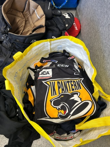 1367730-30 Parti med ishockeyutrustning och ishockeykläder