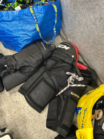 1367730-31 Parti med ishockeyutrustning och ishockeykläder