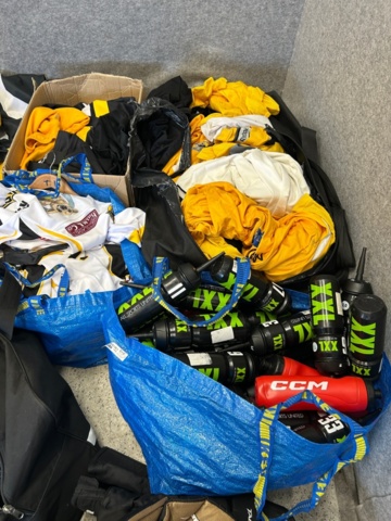 1367730-32 Parti med ishockeyutrustning och ishockeykläder