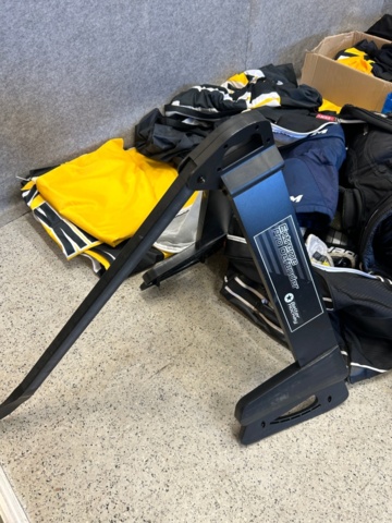 1367730-33 Parti med ishockeyutrustning och ishockeykläder