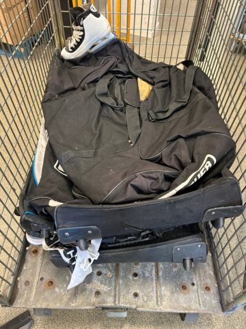 1367730-34 Parti med ishockeyutrustning och ishockeykläder