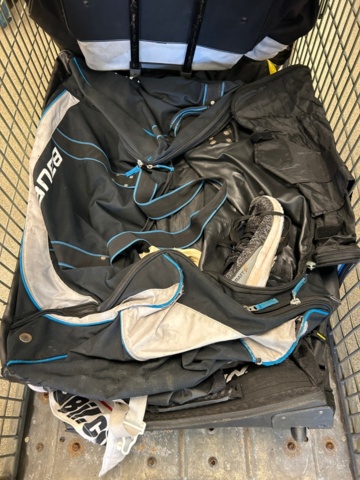 1367730-35 Parti med ishockeyutrustning och ishockeykläder