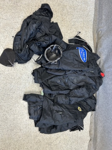 1367730-36 Parti med ishockeyutrustning och ishockeykläder