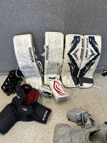 1367730-38 Parti med ishockeyutrustning och ishockeykläder