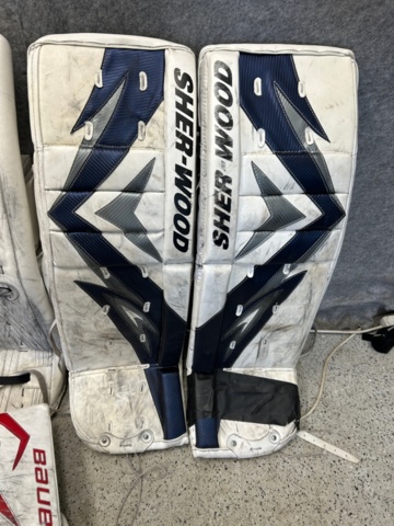 1367730-39 Parti med ishockeyutrustning och ishockeykläder