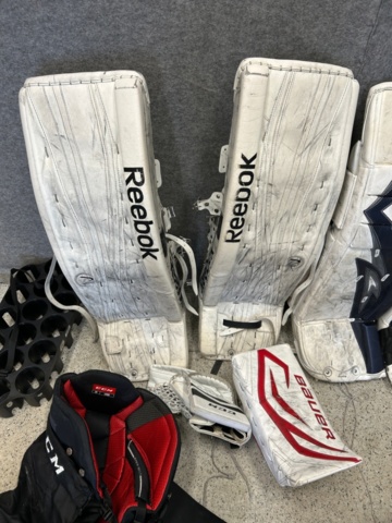 1367730-40 Parti med ishockeyutrustning och ishockeykläder