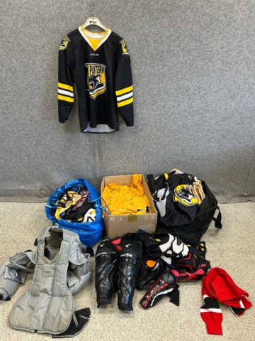 1367730-41 Parti med ishockeyutrustning och ishockeykläder