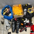 1367730-42 Parti med ishockeyutrustning och ishockeykläder