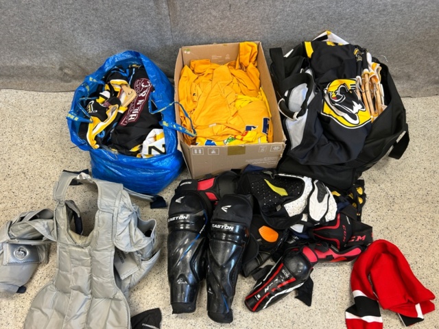 1367730-42 Parti med ishockeyutrustning och ishockeykläder