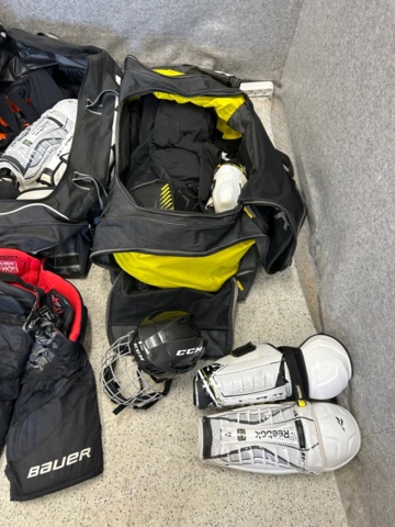 1367730-45 Parti med ishockeyutrustning och ishockeykläder