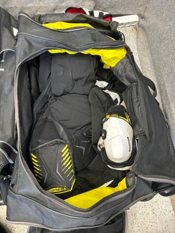 1367730-46 Parti med ishockeyutrustning och ishockeykläder